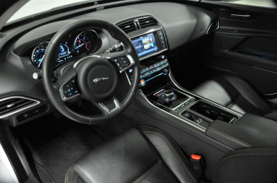 Jaguar XE 2.0 D AT (180 л. с.) Prestige