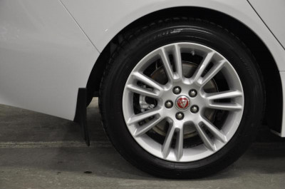 Jaguar XE 2.0 D AT (180 л. с.) Pure