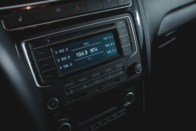 Volkswagen Polo 1.6 Tiptronic (105 л. с.)