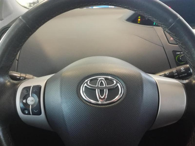 Toyota Yaris 1.3 AT (87 л. с.)