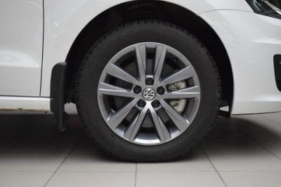 Volkswagen Polo 1.6 MPI MT (110 л. с.)