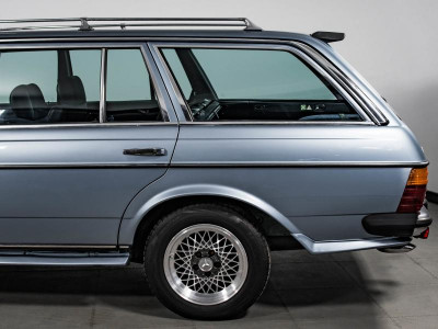 Mercedes-Benz W123 230 2.0 MT (136 л.с.)