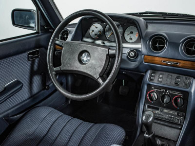 Mercedes-Benz W123 230 2.0 MT (136 л.с.)