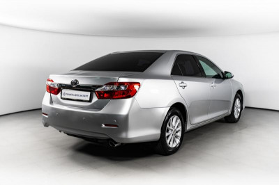 Toyota Camry 2.5 AT (181 л. с.)