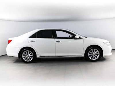 Toyota Camry 2.5 AT (181 л. с.)