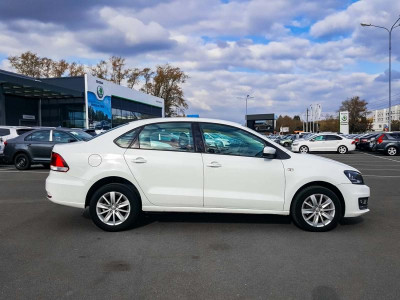 Volkswagen Polo 1.6 MPI MT (110 л. с.) Highline